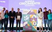 El presidente Daniel Noboa, la ministra de Economía y Finanzas, Sariha Moya, y el presidente del BID, Ilan Goldfajn, durante la presentación de la Agenda de Crecimiento Ecuador 2040 en el Palacio de Carondelet, el 21 de julio de 2026.