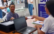 Una persona recibe asesoramiento de técnicos del SRI.