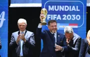 Alejandro Domínguez, presidente de Conmebol, impulsa la propuesta de 64 selecciones en el Mundial 2030.