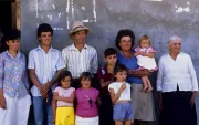 Familiares en Ecuador, país donde los hallazgos sobre el síndrome de Laron no fueron atendidos.