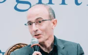 Yuval Noah Harari en una conferencia