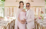 Marc Anthony y Nadia Ferreira en el baby shower celebrado antes del nacimiento de su hija Myla.