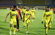 Jugadores de Barcelona abandonan la cancha del estadio Olímpico Atahualpa.