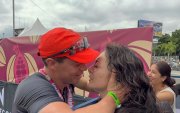 David Ruals encontró inspiración en su padre fallecido y en su esposa, que lo esperaba tras cruzar la meta