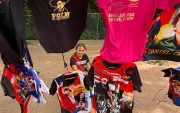 Puesto callejero exhibe camisetas con mensajes políticos en Managua, mientras el oficialismo impulsa reformas que limitan la participación de la oposición
