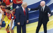 El presidente de la FIFA, Gianni Infantino (derecha), y el presidente de Estados Unidos, Donald Trump (centro), permanecen en el podio mientras los jugadores españoles celebran con el trofeo de la Copa Mundial tras la final del Mundial de la FIFA 2026 entre España y Argentina, en Nueva Jersey, Estados Unidos, el 19 de julio de 2026. (España)