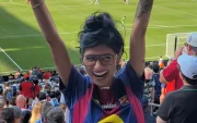 Mia Khalifa celebra en el estadio durante la final en la que España se consagró campeona.