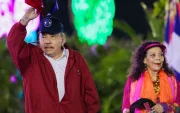 El presidente de Nicaragua, Daniel Ortega, saludando junto a su esposa y copresidenta, Rosario Murillo, durante un acto para conmemorar el 47.º aniversario de la Revolución Nicaragüense en Managua, el 19 de julio de 2026.