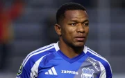 Romario Caicedo durante un partido oficial con el primer plantel de Emelec Sporting Club.