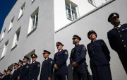La casa donde nació el dictador nazi Adolf Hitler (1889-1945) reabrió este miércoles convertida en una comisaría de policía.