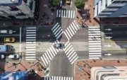 El primer cruce peatonal diagonal, conocido como Shibuya o "a la japonesa", se implementó en el centro de Guayaquil.