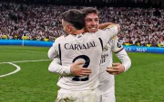 Federico Valverde celebra junto a Dani Carvajal durante un partido oficial con el Real Madrid.