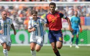 Se observa a Rodri Hernández (d), de España, al disputar el balón con Julián Álvarez, de Argentina en el partido de la final del Mundial de 2026.