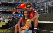 Lamine Yamal junto a Inés García, su novia, tras la victoria de España en la final del Mundial 2026.