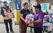 Familias afectadas por las lluvias permanecen en un albergue temporal mientras reciben asistencia humanitaria.