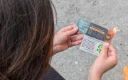 Tarjetas de préstamo informal. Siete de cada 10 ecuatorianos no acceden a la banca y van al 'chulco', donde pagan intereses de hasta 100% mensual.