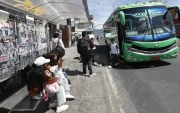 Situación. La escasa frecuencia de buses obliga a cientos de pasajeros a esperar varias unidades antes de encontrar espacio para viajar hacia Quito.