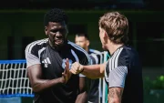 Máquina Quintero saluda a Luca Klimowicz durante un entrenamiento de Emelec.