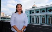 En un edificio con más de cien años de memoria, Carolina Drouet León asumió el desafío de comenzar una nueva historia, como rectora de la U.E. Santo Hermano Miguel.