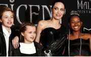 Angelina Jolie junto a tres de sus hijos, Vivienne a su derecha.