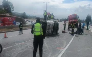 El accidente de tránsito en la Ruta Viva involucró a un camión, el cual se volcó cuando circulaba en sentido Quito - valle.