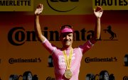 Richard Carapaz celebra su victoria en la etapa 18 del Tour de Francia 2026.