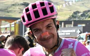 Richard Carapaz celebra su victoria tras conquistar la etapa 18 del Tour de Francia 2026 con el EF Education-EasyPost, en una brillante exhibición en la alta montaña.