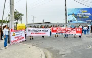 Moradores de la avenida Cacique Tomalá protestaron antes de la inauguración del inicio de las obras del Quinto Puente.