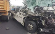 La cabina de la plataforma quedó totalmente destrozada tras el accidente entre una volqueta y una plataforma en Tambillo.