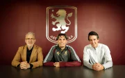Alejandro Garnacho posa junto a integrantes de la directiva del Aston Villa durante su presentación oficial como nuevo refuerzo del club inglés.