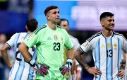 El Dibu Martínez (i), guardameta de Argentina, se mostró triste por perder en la final del Mundial 2026