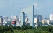 Fotografía de archivo del 19 de noviembre de 2024 que muestra el monumento Aleta del Tiburón en Barranquilla (Colombia).