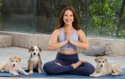 Doménica da clases de yoga, trabaja atendiendo a caballos y actúa en contenido comercial para marcas en redes sociales, entre otras actividades.