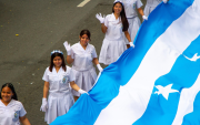 Las delegaciones avanzaron entre música, coreografías y bengalas de humo celeste y blanco, colores representativos de Guayaquil.