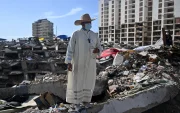Un sacerdote permanece de pie sobre los escombros de un edificio destruido por los terremotos del 24 de junio en Caraballeda, Venezuela, el 17 de julio de 2026.