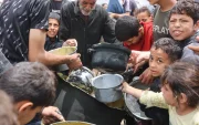 Adultos y niños buscan algo de alimenación.