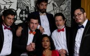 Ricardo Velasteguí acompañado por Santiago Carpio, Noralma Reeves, Guille Boschetti, Luis Fernando García y David Castro, actores que han formado parte de distintas etapas del proyecto.