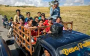 Esta fotografía, tomada el 23 de junio de 2026, muestra a los aldeanos viajando en un camión por una carretera en la aldea de Tanggedu, en Sumba Oriental.
