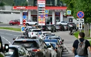 El 30 de junio de 2026, varias personas hacen cola para repostar sus coches en una gasolinera Lukoil de Moscú.