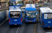 La imprudente maniobra ocurrió en las avenidas América y Mariana de Jesús y quedó registrada en un video difundido en redes sociales.