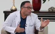 Juan Carlos González, médico emergenciólogo y precandidato del Partido Social Cristiano a la Prefectura del Guayas, asegura que priorizará la vialidad rural, la seguridad y la transparencia en la gestión provincial.