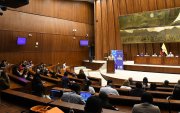 La universidad reunió a legisladores, jueces, fiscales y mandos militares para debatir cómo regular la inteligencia artificial y fortalecer la transparencia institucional.