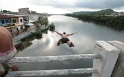 Lanzarse desde el puente al estero es una tradición que se mantiene en zonas del suroeste, evocando los antiguos baños del Salado.