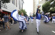 Bailes típicos formaron parte del desfile que se realizó este 25 de julio en el bulevar 9 de Octubre.