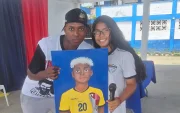 Camila Cotera entrega al mundialista ecuatoriano el retrato que pintó durante tres días.