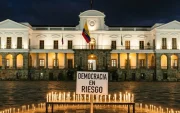 Imagen simbólica de democracia en riesgo, con una fachada del Palacio de Carondelet, en Quito.