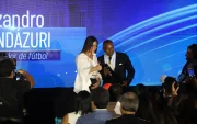 La alcaldesa subrogante de Guayaquil, Tatiana Coronel, entregó la presea cívica a Lizandro Landázuri, entrenador de fútbol.