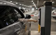 El cobro por el uso de parqueaderos en centros comerciales genera cuestionamientos por su impacto en la economía y la experiencia de los consumidores.