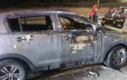 El Cuerpo de Bomberos de Quito llegó para sofocar el incendio del vehículo, en Puembo.