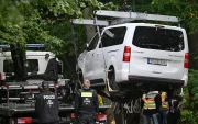 La policía hace subir la furgoneta a una grúa para retirarla el domingo 26 de julio de 2026 del parque Tiergarten de Berlín, tras haber sido utilizada en un atropello.